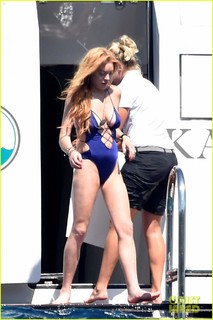 Lindsay Lohan feet photo thumbnail
