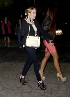 Emma Roberts feet photo thumbnail
