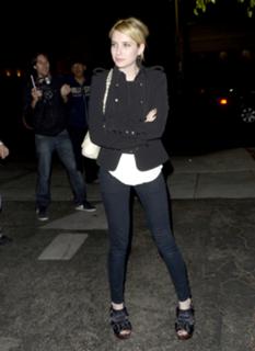 Emma Roberts feet photo thumbnail