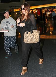 Khloé Kardashian feet photo thumbnail