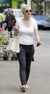 Helen Flanagan feet photo thumbnail