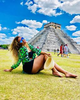 Lívia Andrade feet photo thumbnail