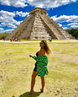 Lívia Andrade feet photo thumbnail