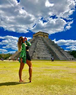 Lívia Andrade feet photo thumbnail