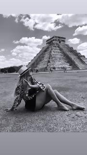 Lívia Andrade feet photo thumbnail
