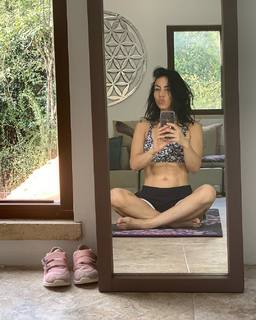 Claudia Lizaldi feet photo thumbnail