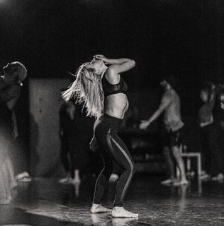 Julianne Hough feet photo thumbnail
