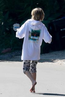 Cara Delevingne feet photo thumbnail