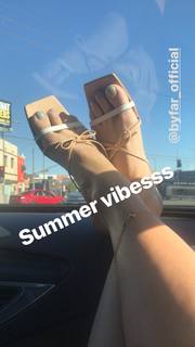 Vanessa Hudgens feet photo thumbnail