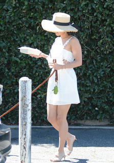 Vanessa Hudgens feet photo thumbnail