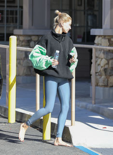 Hailey Bieber feet photo thumbnail