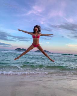 Isis Valverde feet photo thumbnail
