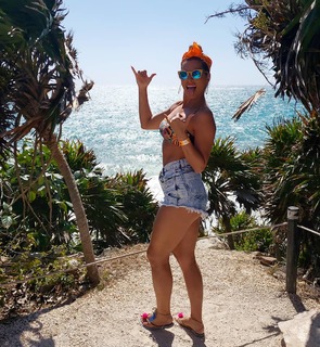 Lívia Andrade feet photo thumbnail