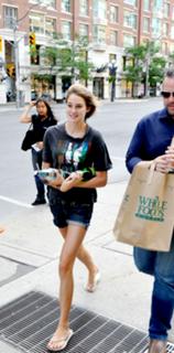 Shailene Woodley feet photo thumbnail