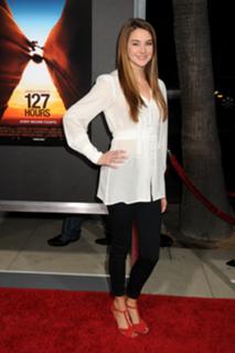 Shailene Woodley feet photo thumbnail