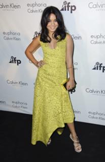 Vanessa Hudgens feet photo thumbnail