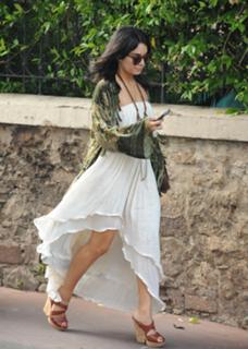 Vanessa Hudgens feet photo thumbnail