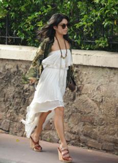 Vanessa Hudgens feet photo thumbnail