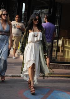 Vanessa Hudgens feet photo thumbnail