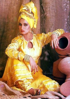 Madhuri Dixit feet photo thumbnail