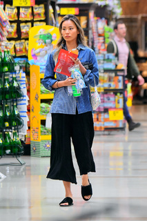 Jamie Chung feet photo thumbnail