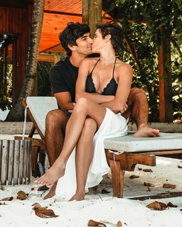 Deborah Secco feet photo thumbnail