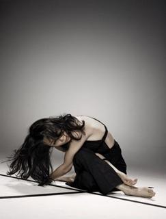 Lucy Liu feet photo thumbnail