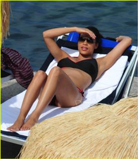 Rosario Dawson feet photo thumbnail