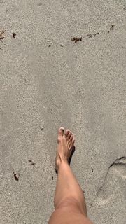 Kino MacGregor feet photo thumbnail
