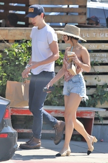 Vanessa Hudgens feet photo thumbnail