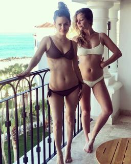 Rachel Bilson feet photo thumbnail