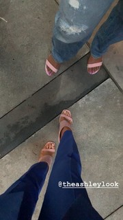 Jamie Chung feet photo thumbnail