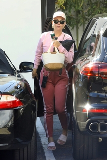 Katy Perry feet photo thumbnail
