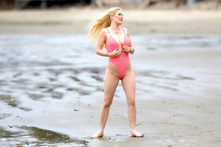 Heidi Montag feet photo thumbnail