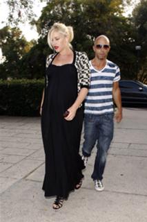 Gwen Stefani feet photo thumbnail