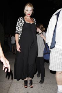 Gwen Stefani feet photo thumbnail