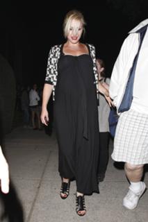 Gwen Stefani feet photo thumbnail