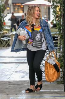 Hilary Duff feet photo thumbnail