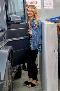 Hilary Duff feet photo thumbnail