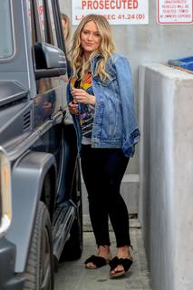 Hilary Duff feet photo thumbnail