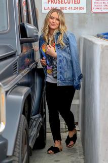 Hilary Duff feet photo thumbnail