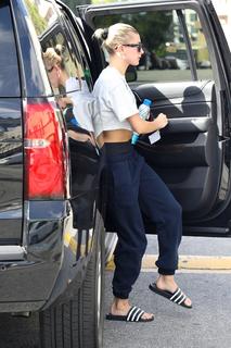 Hailey Bieber feet photo thumbnail