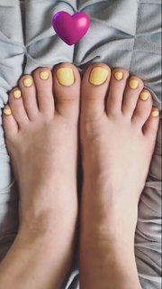 Yoseline Hoffman feet photo thumbnail