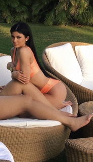 Kylie Jenner feet photo thumbnail
