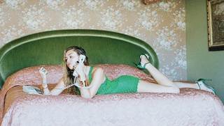 Miley Cyrus feet photo thumbnail