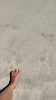 Kino MacGregor feet photo thumbnail
