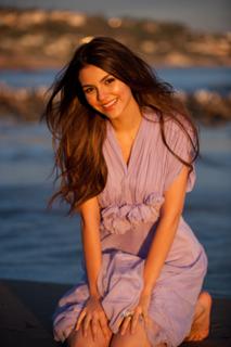 Victoria Justice feet photo thumbnail