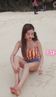 Park Ji-hyo feet photo 1