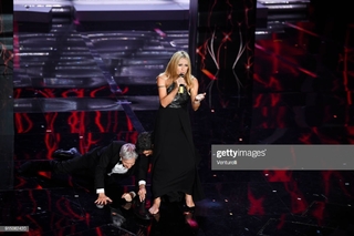 Michelle Hunziker feet photo thumbnail