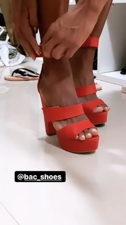 Gracyanne Barbosa feet photo thumbnail